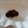 Detailansicht einer handgefertigten Acetat-Haarklammer in Wolkenform mit Schildpattmuster - Wolkenform / Acetat-Blumenclip - Blau Kaffee