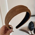 Vista detallada de la diadema de terciopelo marrón caramelo con textura de ante y relleno - Marrón