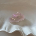 Detaillierte Makroansicht einer rosa Perlmutt-Haarklammer aus Acetat mit handgefertigtem Text - Wolkenform / Acetat-Blumenclip - Rosa