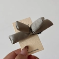 Dettaglio del fiocco per capelli in raso champagne con robusta clip in metallo a becco - Verde