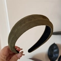 Vista de detalle de la diadema de ante verde oliva con forro antideslizante y diseño retro - Verde