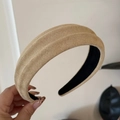 Primer plano de diadema de terciopelo beige con textura mate y diseño acolchado grueso - Beige