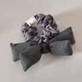 Détail macro du chouchou floral gris-violet avec grand nœud foncé et étiquette en tissu - Série Gris Violet-Nœud Gris Chouchou Violet