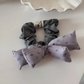 Détail d'un chouchou en tissu gris avec nœud violet et motifs floraux élégants - Série Gris Violet-Nœud Violet Chouchou Gris