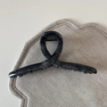 Dettaglio di un fermaglio per capelli grigio con trama marmorea e design a nodo - Torsione di Marmo Grigio