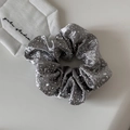 Detailaufnahme von Samt Haargummi mit Strasssteinen und Kristallperlen für Damen - Silbergraues Satin Strass Haargummi