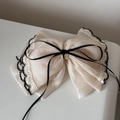 Detail von beigem Chiffon-Haargummi mit schwarzer Spitze und goldenem Anhänger - Chiffon Ponytail Klammer / Beige