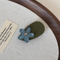 Dettaglio del fermaglio ovale verde oliva con fiore blu opaco e strass ambra lucido - Fiore Blu Grigio - Base Verde