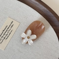 Dettaglio del fermaglio per capelli in resina ambrata con fiore bianco e strass lucido - Fiore Bianco - Base Rosa Arancio