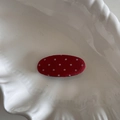 Vue détaillée d'une barrette en tissu rouge à pois blancs sur un plateau coquillage - Ovale Large à Pois Rouges