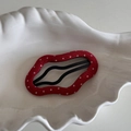 Detalle de una pinza para el pelo de tela roja con lunares blancos y diseño de borde ondulado - Forma de Nube de Lunares Rojos