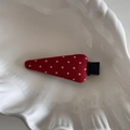 Detalle de la pinza de pelo roja con lunares blancos y base de pico de pato en metal negro - Pinza de Pico de Pato Triangular de Lunares Rojos