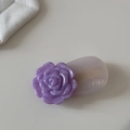 Détail de la pince à cheveux camélia violette avec paillettes sur base en résine - Violet Scintillant