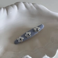 Dettaglio di fermaglio per capelli in denim blu con tre fiori a cuore argentati - Tre Fermagli a Fiore Specchio