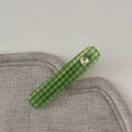 Détail d'une pince à cheveux à carreaux verts avec cristal en forme de cœur sur lin - Épingle à cheveux / Vert