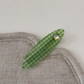 Détail d'une pince à cheveux à carreaux verts avec strass étincelant en forme de cœur - Pince Ovale / Vert