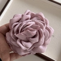 Dettaglio ravvicinato della grande pinza per capelli con rosa in tessuto rosa antico 3D - Grigio Viola