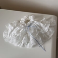 Detailansicht eines weißen Spitzen-Scrunchies mit einer zarten hellblauen Schleife - Reinweiß Spitze - Blaue Schleife Band