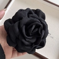 Dettaglio ravvicinato della grande pinza per capelli a rosa nera in tessuto intrecciato - Nero