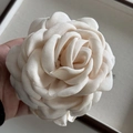 Vista dettagliata dei petali di rosa in tessuto crema stratificati su questo fermaglio elegante - Bianco Sporco