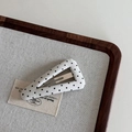 Pince à cheveux triangle à pois posée sur un plateau en bois rétro avec lin - Pois Blancs