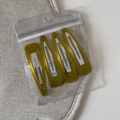 Set de cuatro pinzas para el cabello de resina verde oliva en empaque transparente - Verde Claro Vintage
