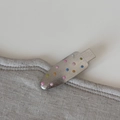 Detailansicht einer silbernen Haarspange mit bunten 3D-Punkten auf Leinenstoff - Gebürstetes Silber Bunte Punkte - Spurloser Typ