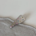 Detail einer silbernen gebürsteten Haarspange mit bunten Punkten und Entenschnabel-Clip - Gebürstetes Silber Bunte Punkte - Dreieck