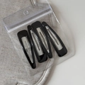 Vista detallada de cuatro pinzas para el cabello BB de metal negro en forma de gota y rectángular - Negro Vintage