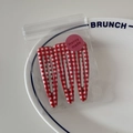 Dettaglio di tre mollette BB a quadretti bianchi e rossi in confezione trasparente Hansy made - Stile Gingham Sottile Rosso