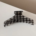 Detail van de doorschijnende zwarte geblokte haarklem met glanzende harsafwerking - Bar Hanger Stijl