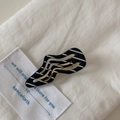 Dettaglio del fermaglio per capelli in acetato a strisce bianche e nere con onde - Clip a Goccia Intrecciata / Stile Intrecciato Righe Bianco Nero