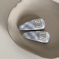 Dettaglio di fermagli a quadretti blu e bianchi con toppa a cucciolo su vassoio ceramico - Gingham Blu Bianco - Clip Cucciolo