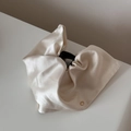 Dettaglio dell'elegante pinza per capelli in raso beige con bottone dorato di lusso - Beige