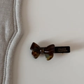 Gros plan d'une barrette nœud en écaille avec inscription dorée France Handmade - Épingle à cheveux / Bleu Café