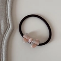 Macro d'un chouchou avec nœud en acétate rose marbré et élastique noir haute résistance - Cravate à cheveux / Rose