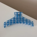 Dettaglio della molletta a scacchi azzurra con finitura traslucida e denti di presa - Quadri Traslucidi - Forma a Gruccia Blu Chiaro