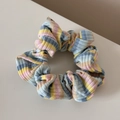 Détail d'un chouchou rayé couleur bonbon avec texture côtelée douce et design élastique - Petit Anneau Bloc de Couleur / Jaune Bleu Rose