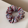 Gros plan sur un chouchou en maille côtelée à rayures colorées et étiquette tissée - Petit Anneau Bloc de Couleur / Rouge Bleu Blanc