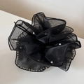 Vista dettagliata del grande elastico in organza nera con eleganti perline bianche - Nero