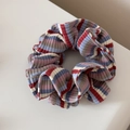 Détail d'un chouchou en maille côtelée à rayures multicolores avec des plis doux - Anneau Ajusté Bloc de Couleur / Rouge Bleu Blanc