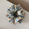 Vue détaillée d'un chouchou en tricot rayé coloré aux textures rose jaune et verte - Anneau Ajusté Bloc de Couleur / Jaune Bleu Rose