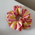 Détail d'un chouchou en tissu à rayures colorées avec texture en maille côtelée - Anneau Ajusté Bloc de Couleur / Rose Jaune