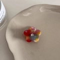 Détail d'une pince à cheveux en fleur d'acétate avec motif marbré et diamant au centre - Multicolore Foncé