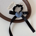 Detalle del coletero de corazón denim con perlas y cintas de seda negras en bandeja - Estilo Cinta Perla Clara / Denim Claro Corazón Coletero