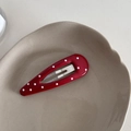 Dettaglio di un fermaglio per capelli BB rosso a pois bianchi su un vassoio - Stile Grande Goccia d'Acqua / Rosso a pois