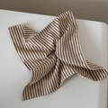 Dettaglio dell'elastico per capelli in tessuto a righe con trama tessile e cuciture - Righe Caffè Albicocca - Quadrato