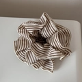 Dettaglio di scrunchie in cotone a righe marroni con bordo ondulato overlock - Righe Caffè Albicocca - Sfiancato