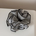 Dettaglio dell'elastico per capelli oversize a righe bianche e nere con bordo cucito - Righe Nero e Bianco - Sfiancato