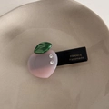 Dettaglio molletta per capelli a pesca in acrilico rosa con foglia verde e strass - Pesca